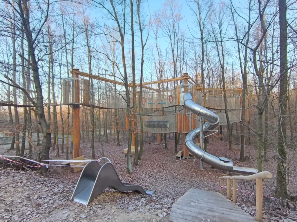 Lanový park a dětské hřiště (zpoplatněný)