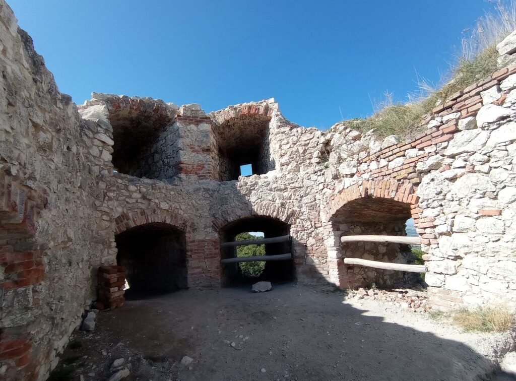 Zřícenina hradu Děvičky (Dívčí hrady) – strážkyně Pálavy