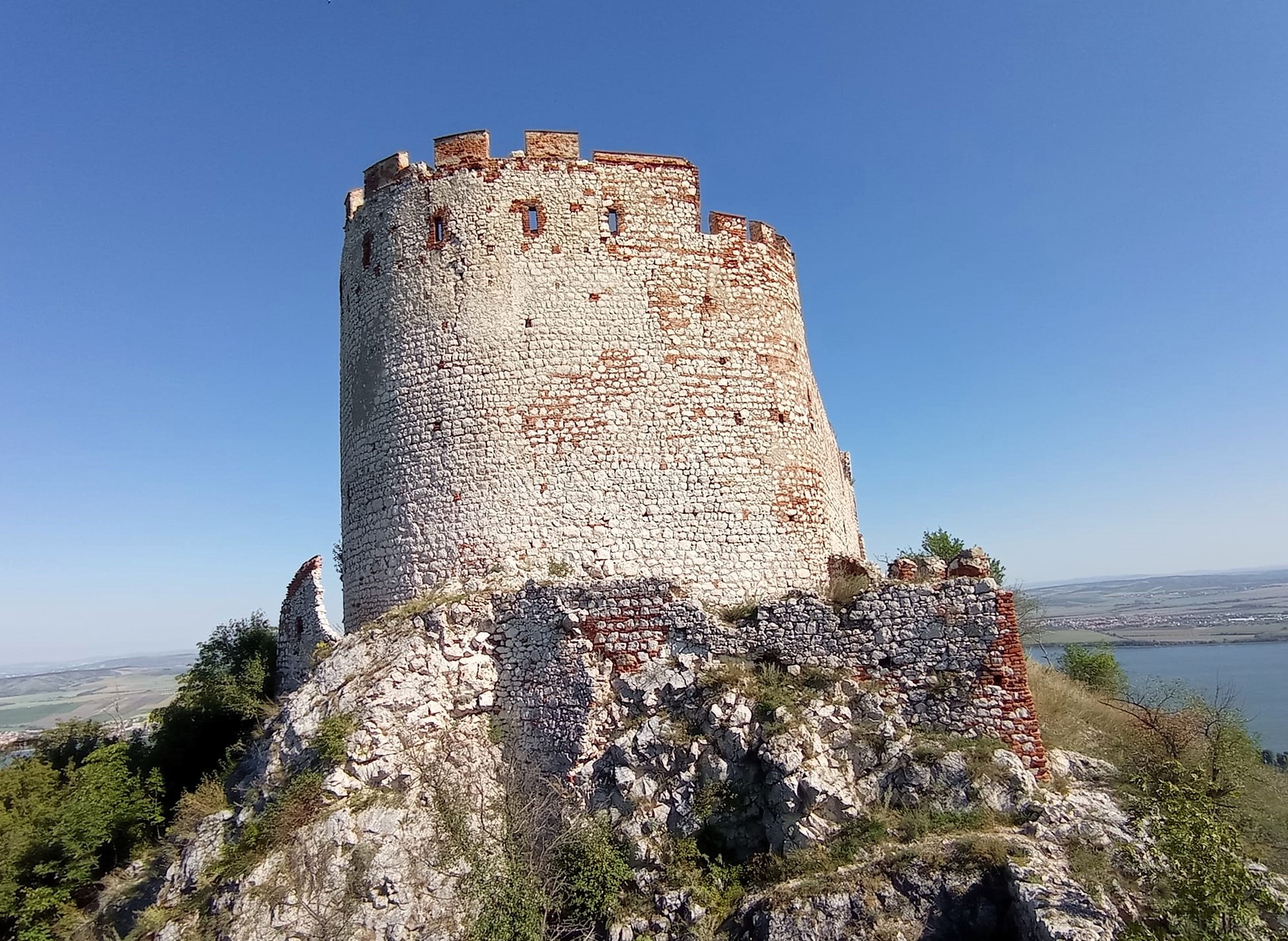 Zřícenina hradu Děvičky (Dívčí hrady) – strážkyně Pálavy