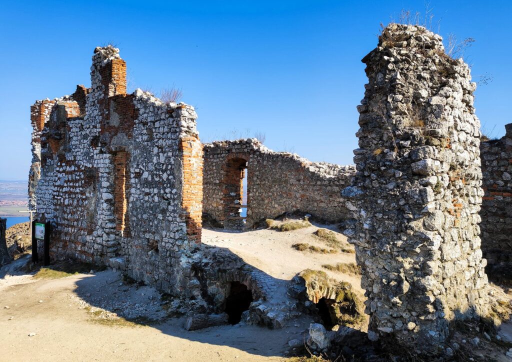 Zřícenina hradu Děvičky (Dívčí hrady) – strážkyně Pálavy