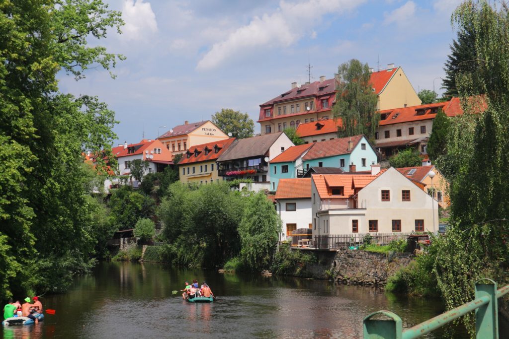 Protékajicí Vltava v Českém Krumlově