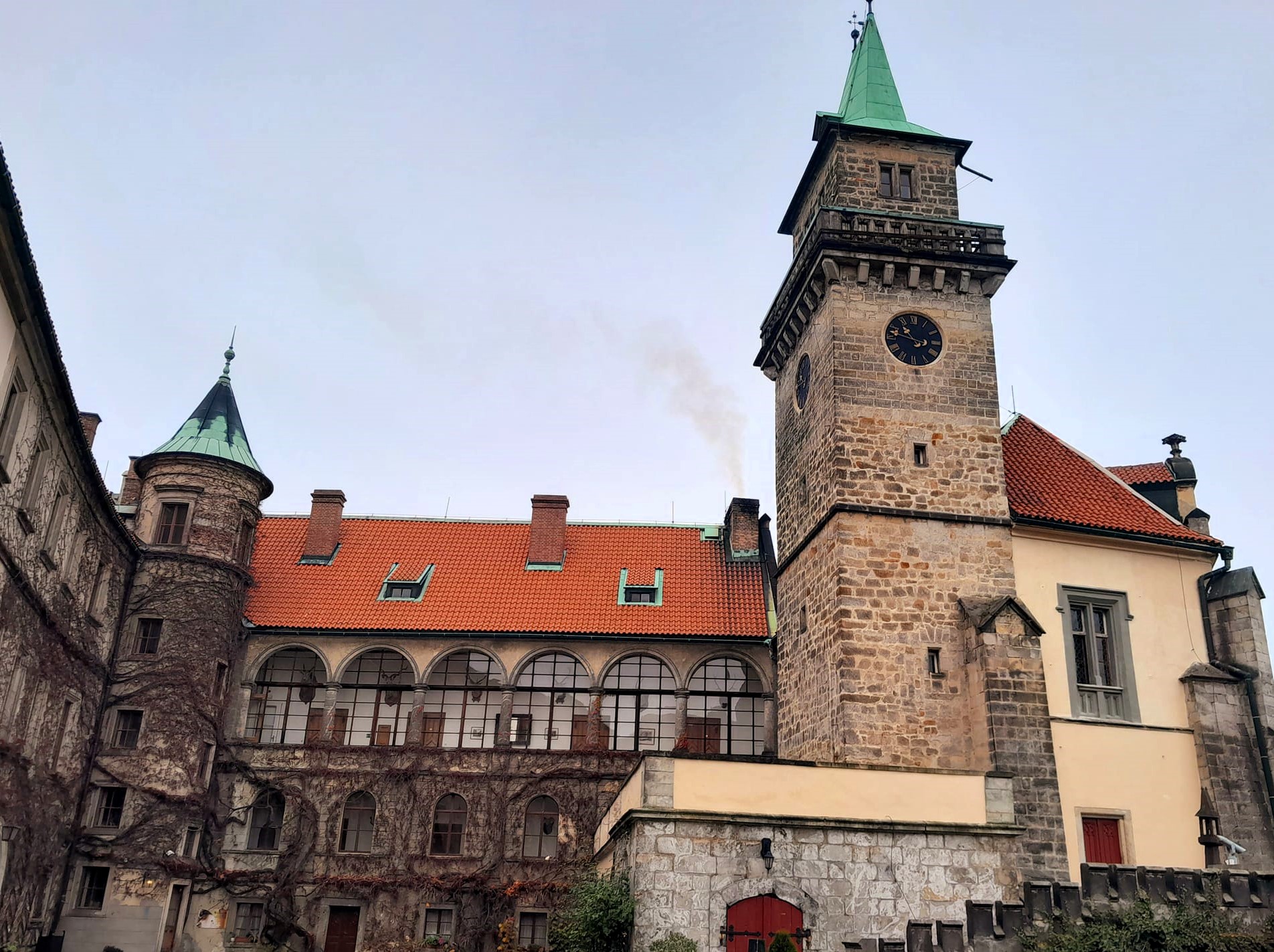 Zámek Hrubá Skála – romantický zámek na skalách v srdci Českého ráje