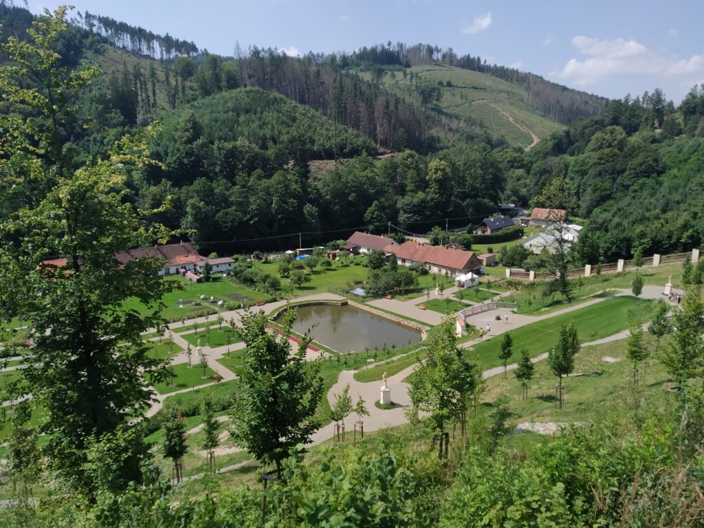 Nová zámecká zahrada a historický park na hradu Pernštejn