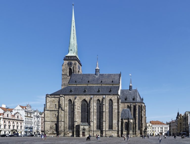 Katedrála sv. Bartoloměje a Plzeňská věž v Plzni