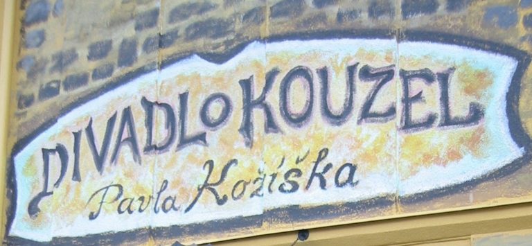 vchod divadlo - fasáda