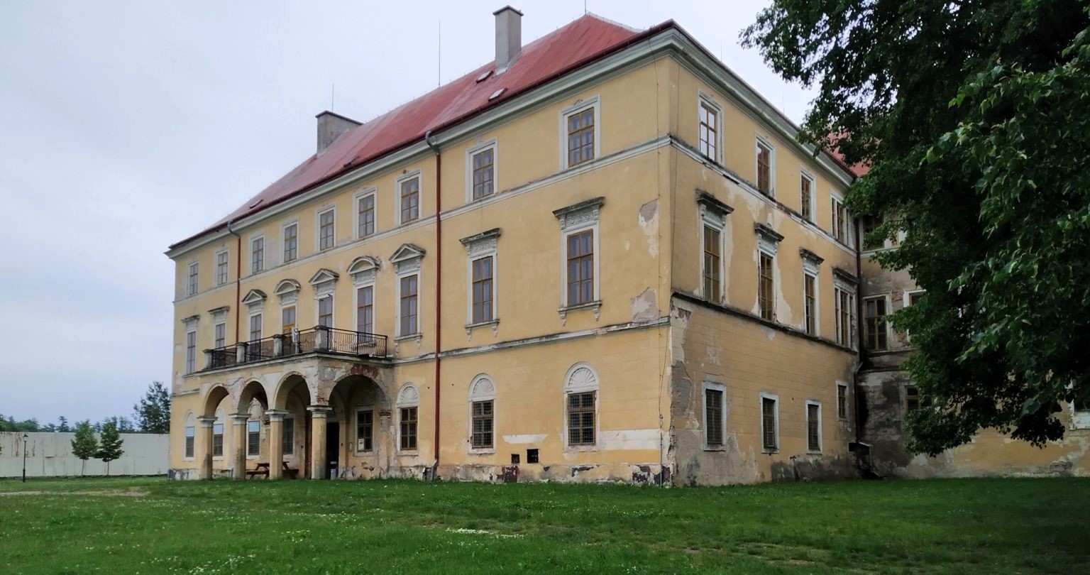 Zámek Zdechovice: zapomenutý klenot Pardubického kraje s krásným parkem