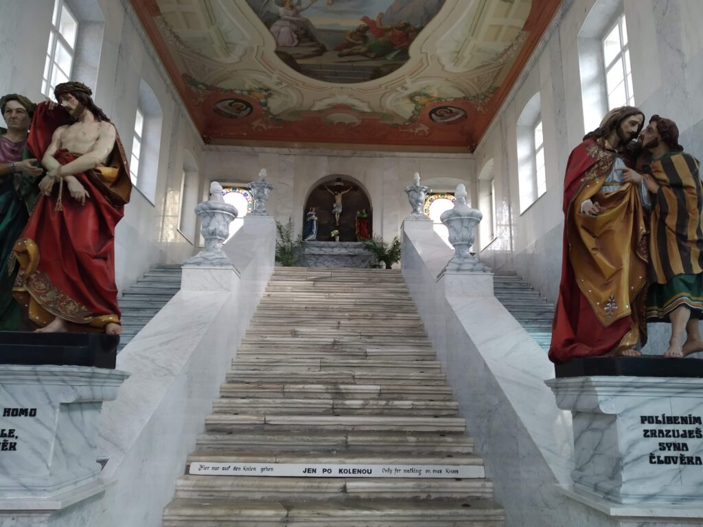 Kaple Svatých schodů, inspirovaná jeruzalémským schodištěm, které podle tradice vystoupal Ježíš ke Pilátovi