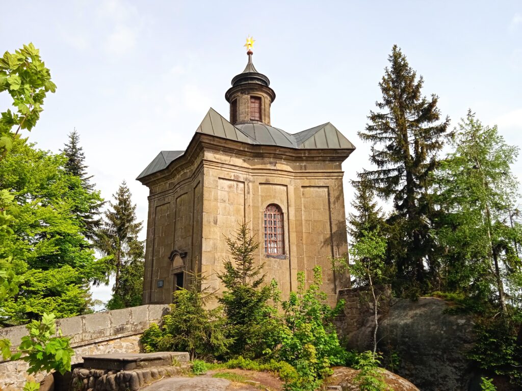 barokní kaple Panny Marie Sněžné v Lokalitě Broumovských skal