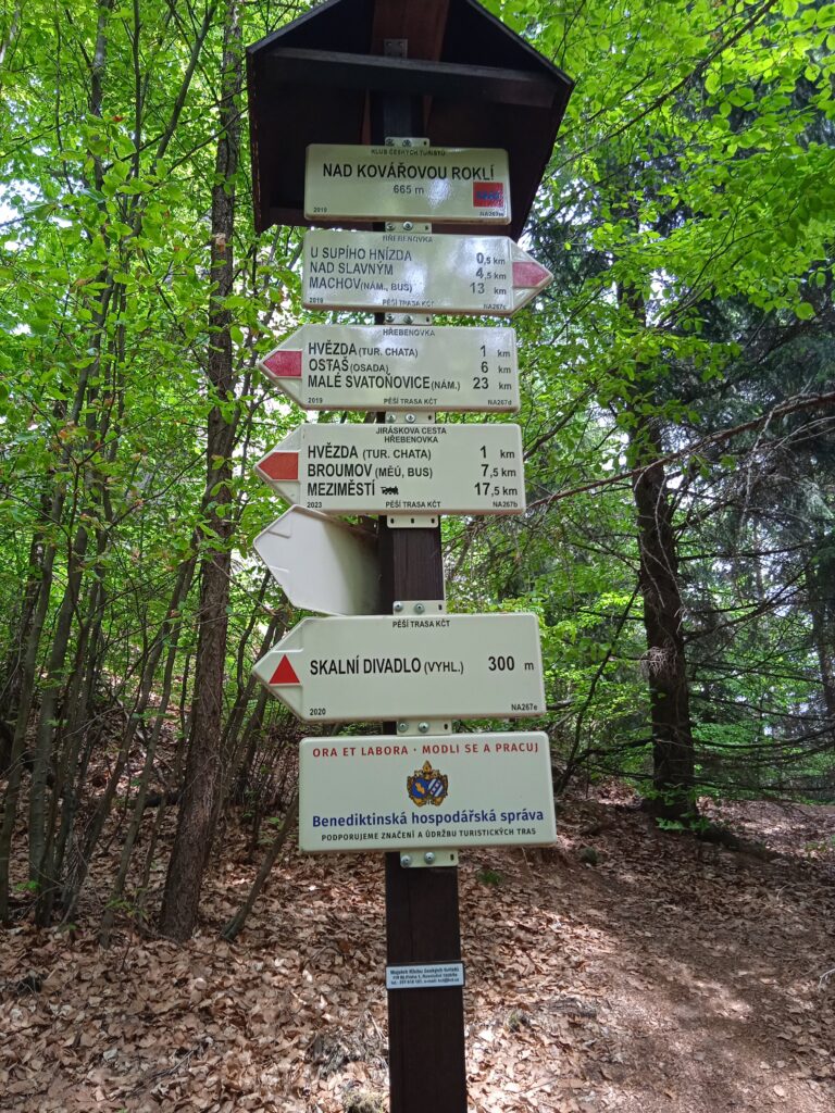 Rozcestník směr skalní divadlo