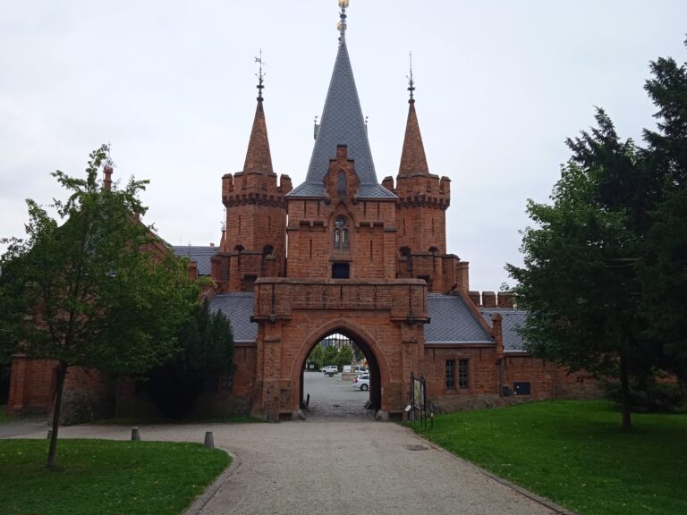 Zámek Hradec nad Moravicí je jedním z nejkrásnějších a nejromantičtějších zámků v České republice. Nachází se ve stejnojmenném městě v Moravskoslezském kraji, asi 10 km od Opavy. Díky své pohádkové architektuře, bohaté historii a nádhernému okolí je ideálním cílem pro výlet.