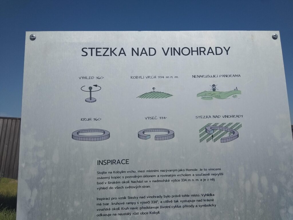 Stezka nad vinohrady v Kobylí