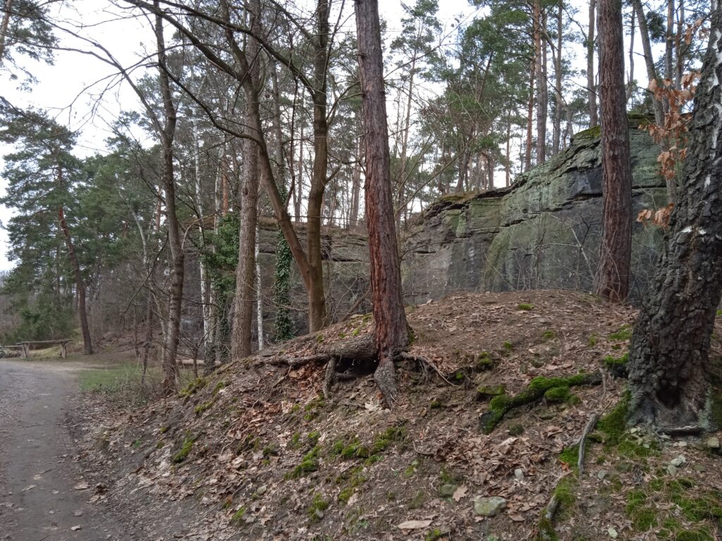 Turistická stezka ze Slatiňan do Škrovádu na skály