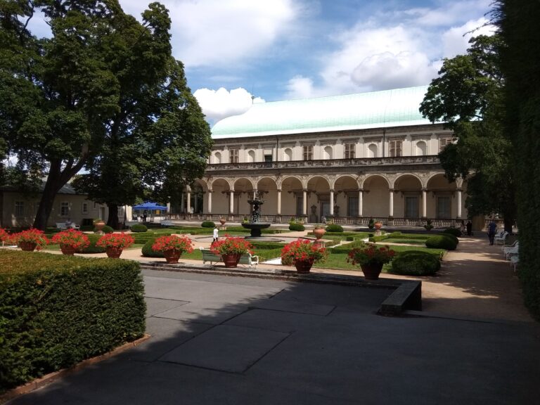 Letohrádek královny Anny a jeho okolí nabízejí skvělý mix historie, kultury a přírodních krás. Je ideálním místem pro klidnou procházku, romantickou návštěvu nebo rodinný výlet.