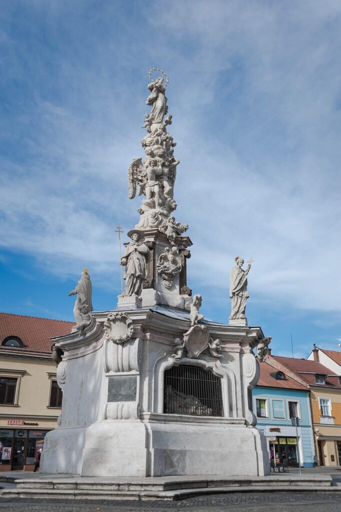 Mariansky sloup na náměstí v Uherském Hradišti