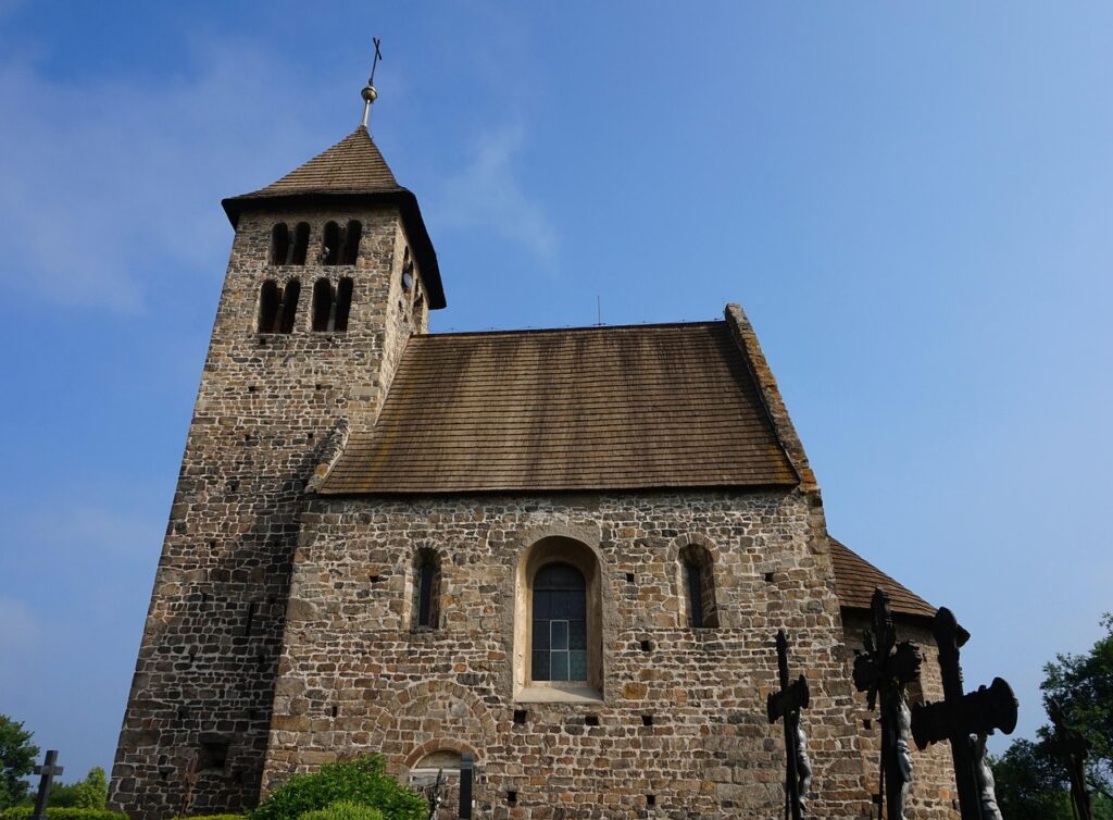 Kostel sv. Petra a Pavla v Poříčí nad Sázavou a turistika v okolí