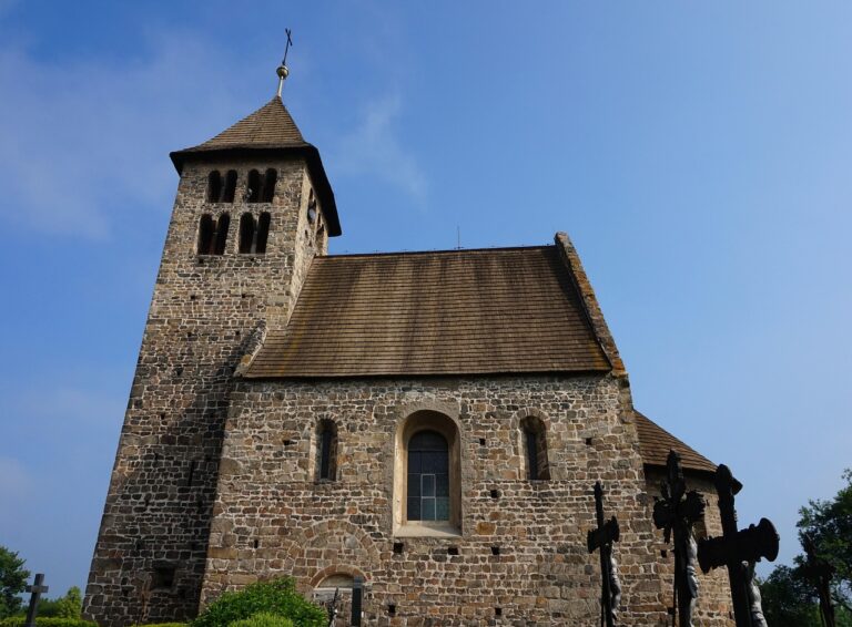 Kostel sv. Petra a Pavla v Poříčí nad Sázavou a turistika v okolí