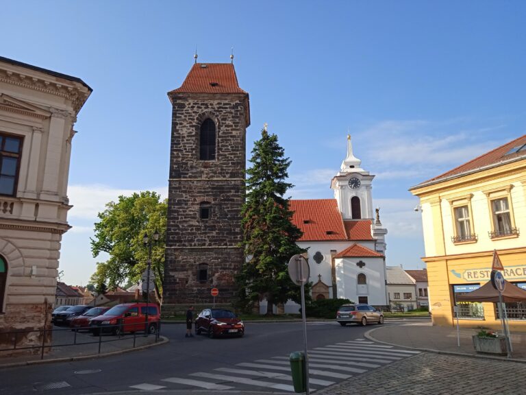 Kostel sv. Gotharda a zvonice (viz foto)