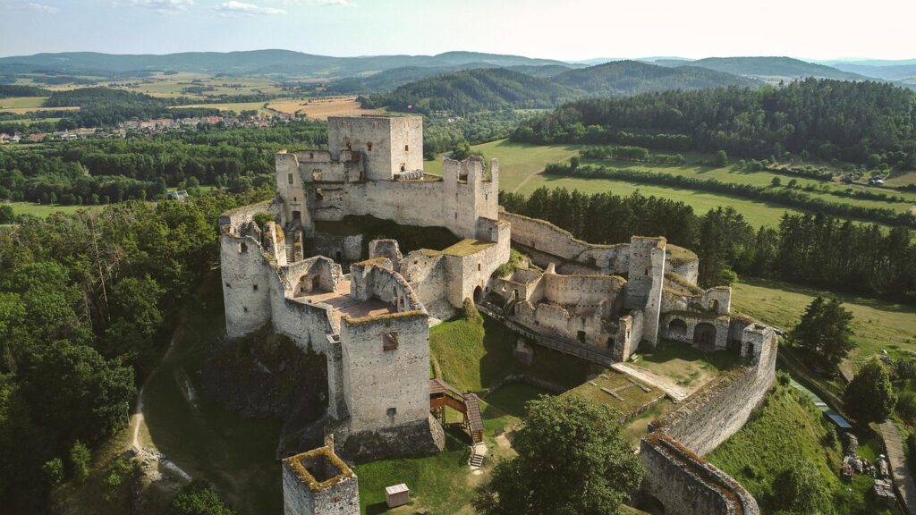 Objevte kouzlo hradu Rabí a nechte se unést příběhy dávných časů! Tato majestátní zřícenina není jen památkou – je to brána do historie, která vás vtáhne svou atmosférou a krásou okolní krajiny.
