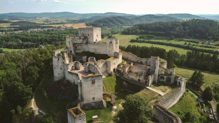 Objevte kouzlo hradu Rabí a nechte se unést příběhy dávných časů! Tato majestátní zřícenina není jen památkou – je to brána do historie, která vás vtáhne svou atmosférou a krásou okolní krajiny.
