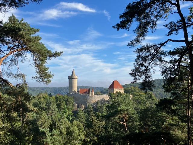 Hrad Kokořín – romantika v korunách stromů středočeského CHKO