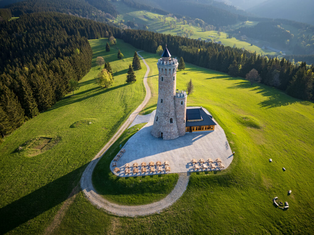 Dalimilova rozhledna – kamenná kráska znovuzrozená na vrcholu Větrov