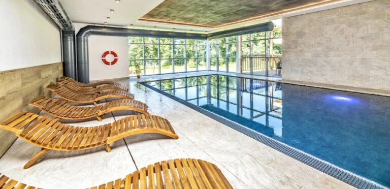 Wellness pobyt v resortu přímo u Lipna: polopenze, sauna, bazén i bonusy