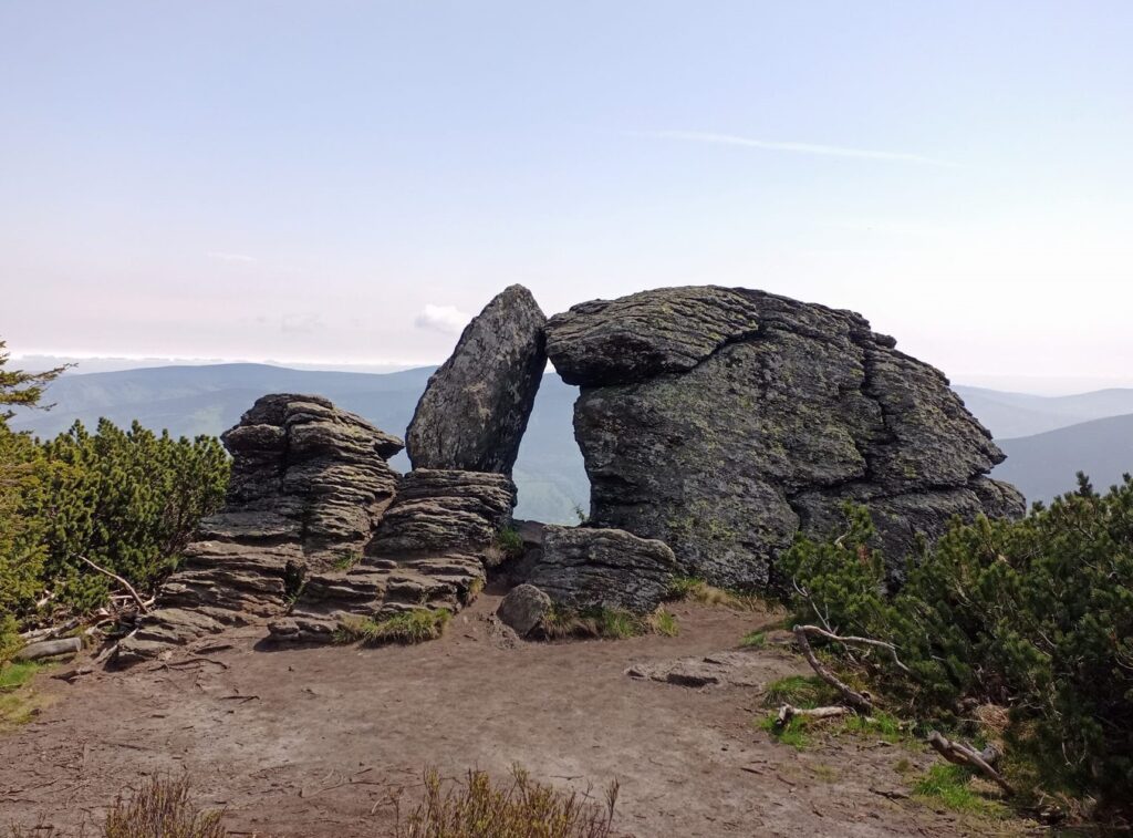 Kamenné okno – skalní brána v Jeseníkách u Bělé pod Pradědem