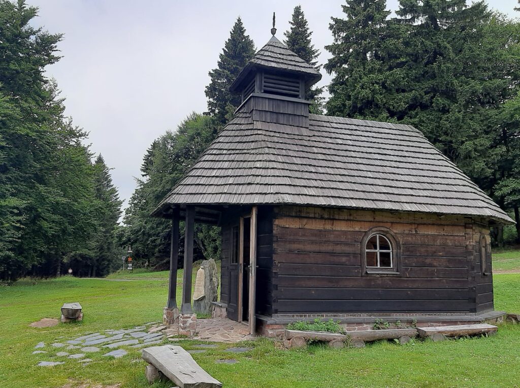 Kaple sv. Kryštofa – dřevěná kaplička v srdci přírody