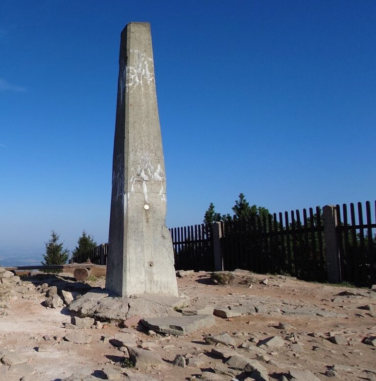 Na samotném vrcholu stojí betonový obelisk s hladícím bodem, ke kterému směřují kroky většiny turistů po náročném výstupu. Dotknout se obelisku je pro mnohé symbolickým zakončením výletu a odměnou za zdolané převýšení.