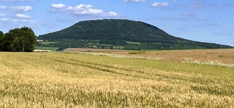 Hora Říp (461 m) – mýtická dominanta Českého středohoří