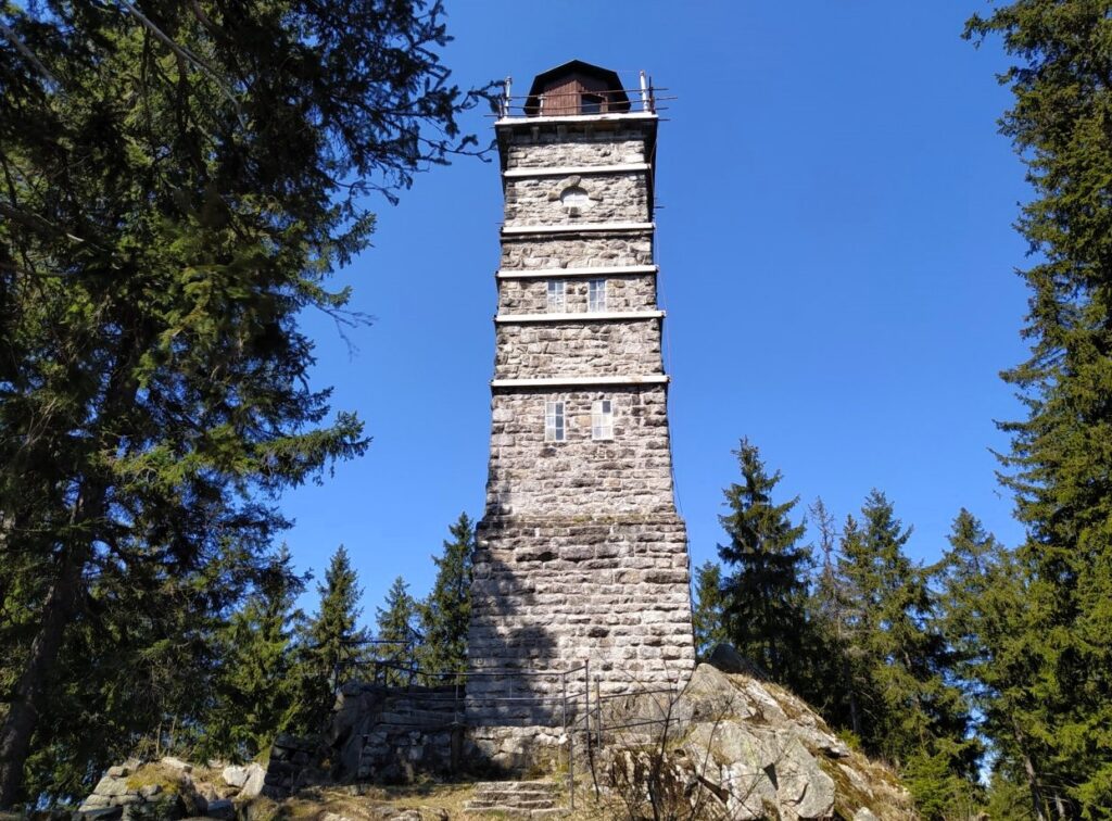 Rozhledna Pajndl na Tisovském vrchu – kamenná dominanta Krušných hor