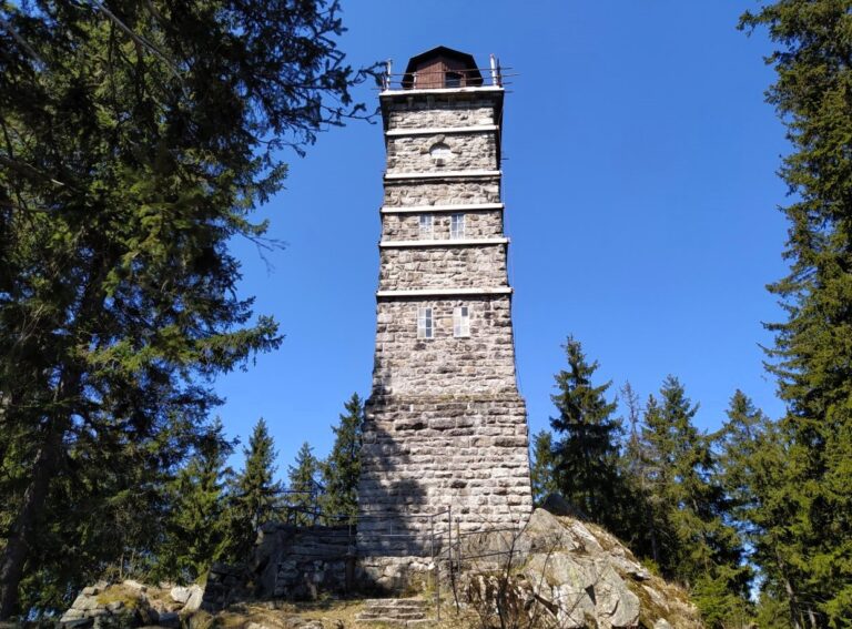 Rozhledna Pajndl na Tisovském vrchu – kamenná dominanta Krušných hor