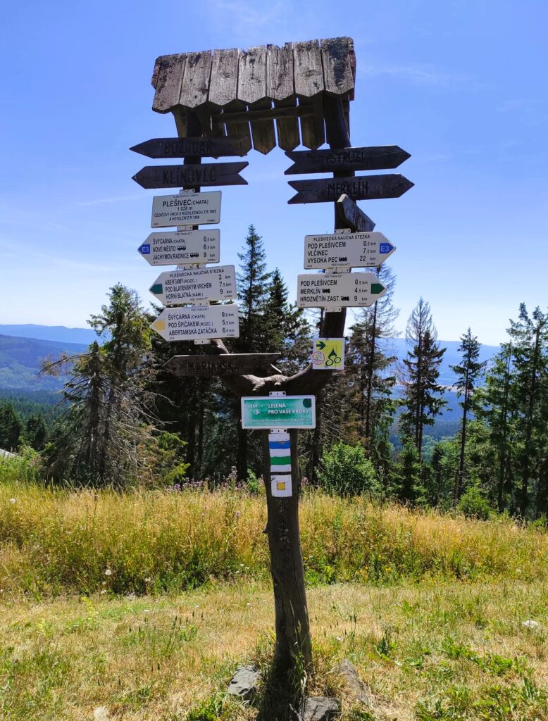Jak se neztratit v přírodě: Naučte se číst mapu a rozumět turistickým značkám