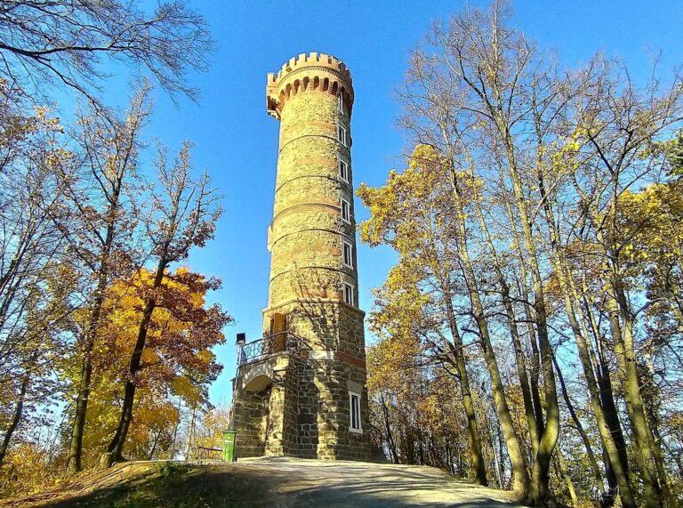 Rozhledna Cvilín – kamenná strážkyně Krnova s výhledem na Jeseníky