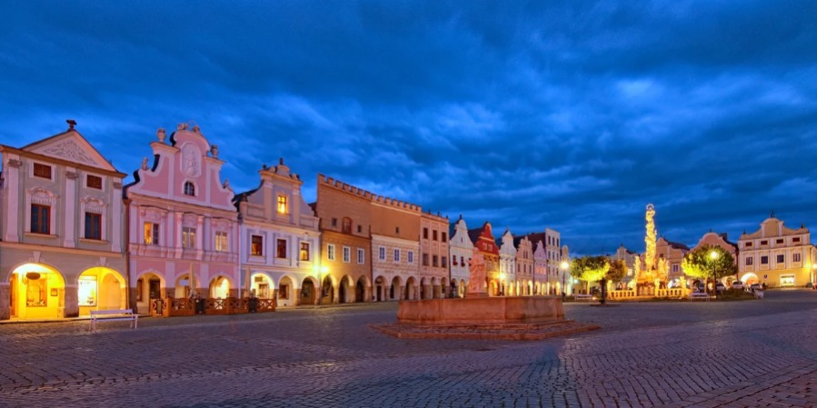 Romantika v centru Telče: víkendový pobyt s polopenzí a vínem