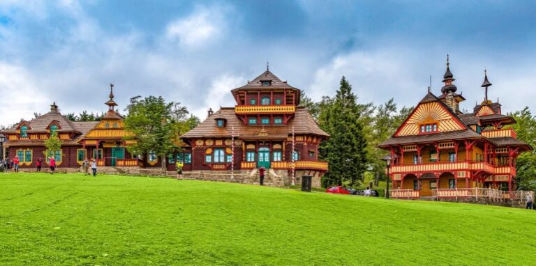 Jurkovičovy útulny na Pustevnách: kouzelný pobyt ve valašské pohádce s koloběžkami, sáněmi a valašskou kuchyní