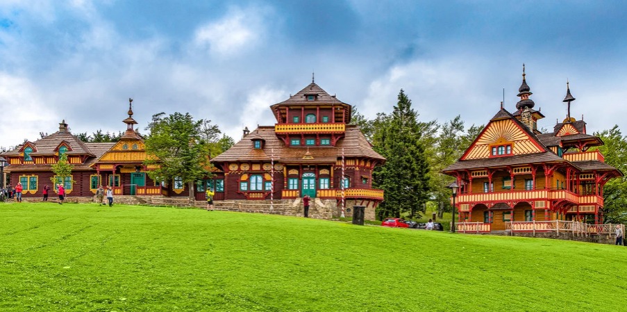 Jurkovičovy útulny na Pustevnách: kouzelný pobyt ve valašské pohádce s koloběžkami, sáněmi a valašskou kuchyní