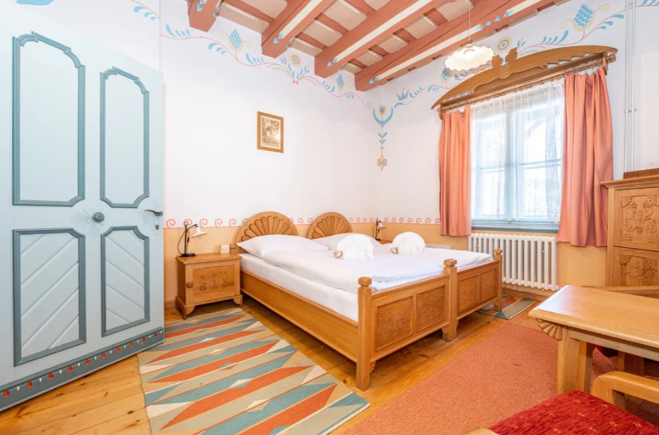 Jurkovičovy útulny na Pustevnách: kouzelný pobyt ve valašské pohádce s koloběžkami, sáněmi a valašskou kuchyní