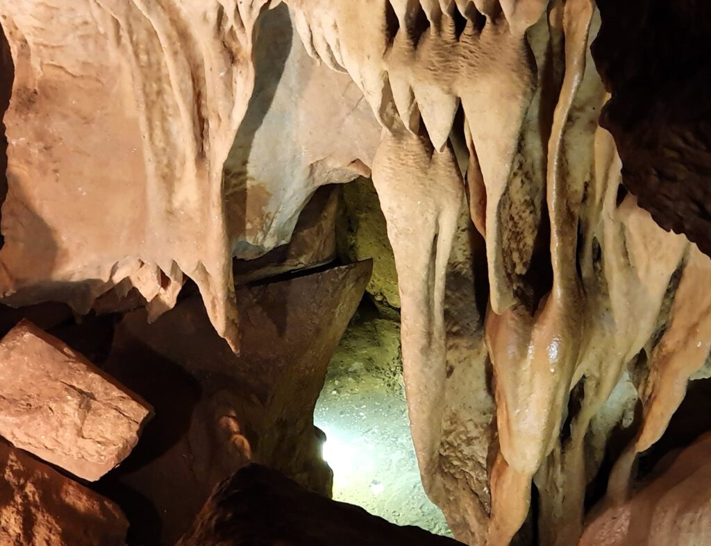 Jeskyně Na Pomezí – klenot Jeseníků ukrytý v mramoru