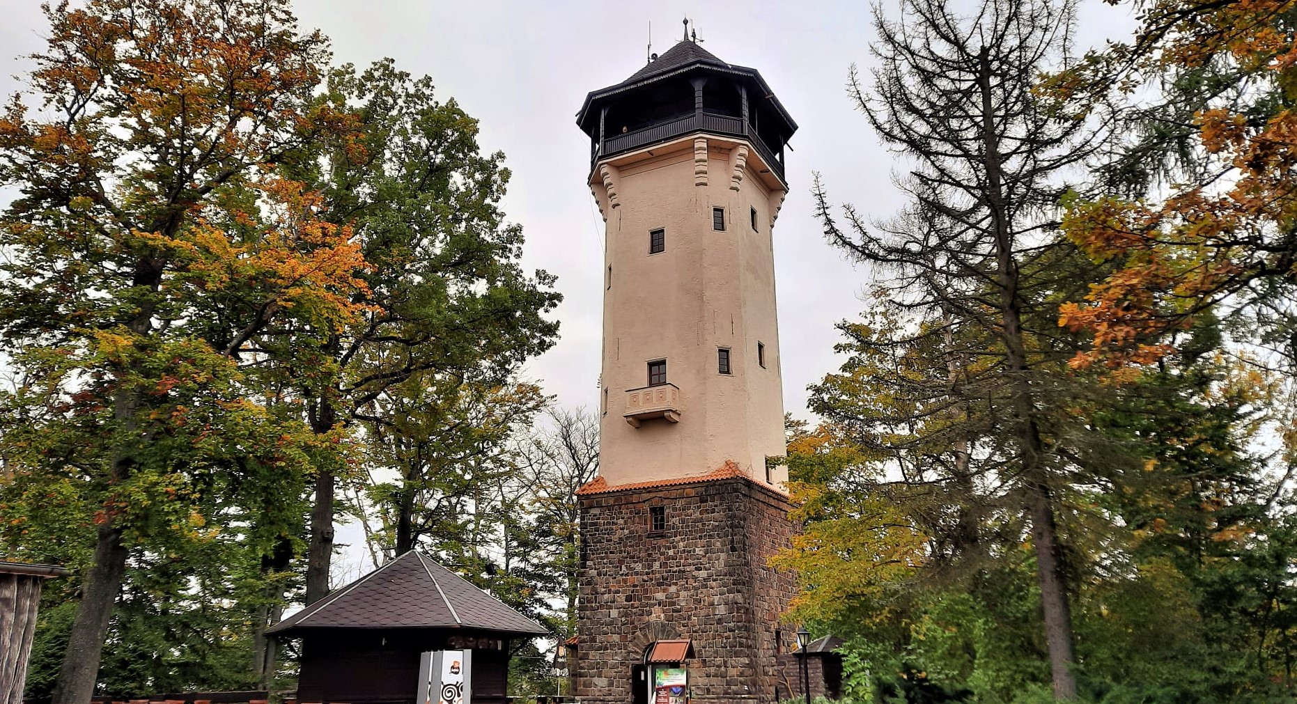 Rozhledna Diana Karlovy Vary – výhled, lanovka, motýlí dům a minizoo nad lázeňským městem