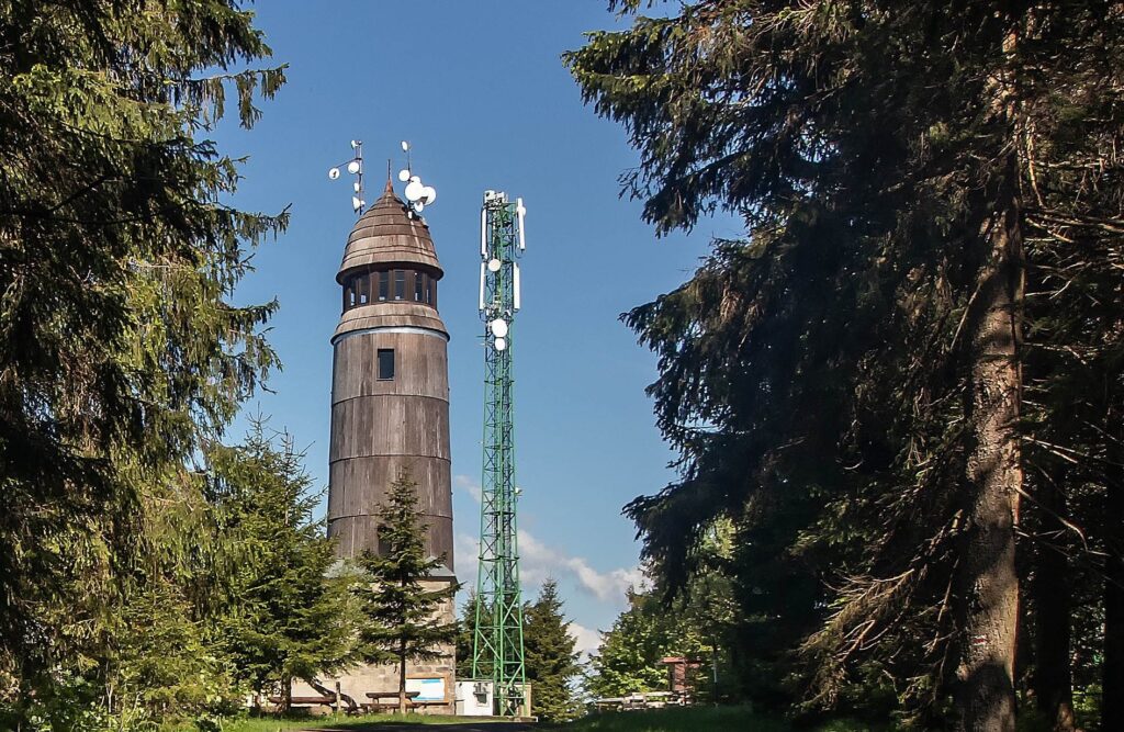 Rozhledna Blatenský vrch – výhledy z krušnohorského tisícovkového vrcholu