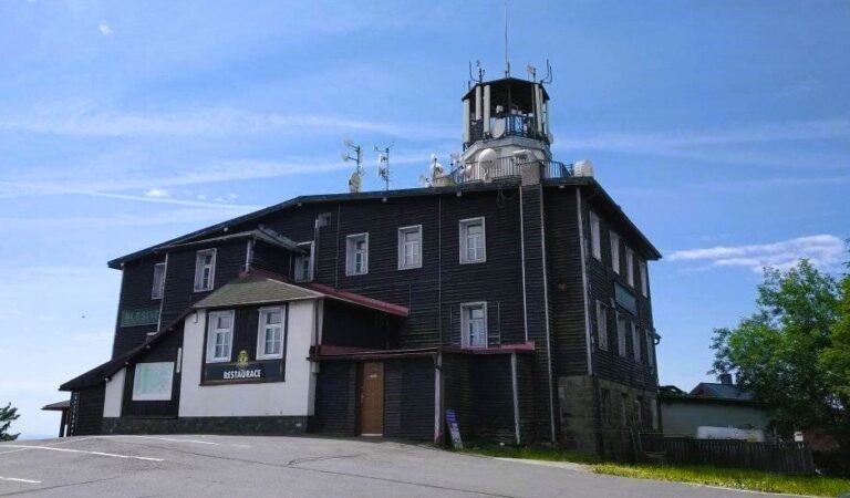 Rozhledna Plešivec — dominanta Krušných hor s bohatou historií