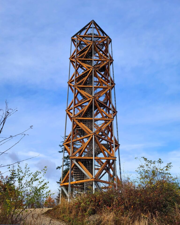 Rozhledna Na Pekelném kopci – výhled, legenda i kondiční stezka z Třebíče