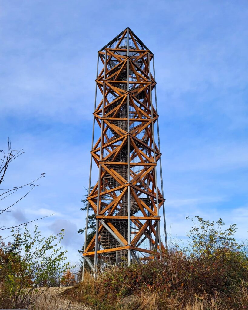 Rozhledna Na Pekelném kopci – výhled, legenda i kondiční stezka z Třebíče
