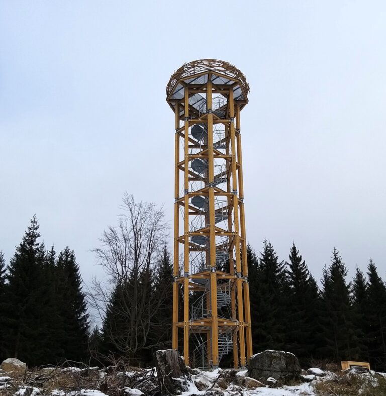 Rozhledna Světlý vrch – dřevěná kráska nad Albrechticemi v Jizerských horách