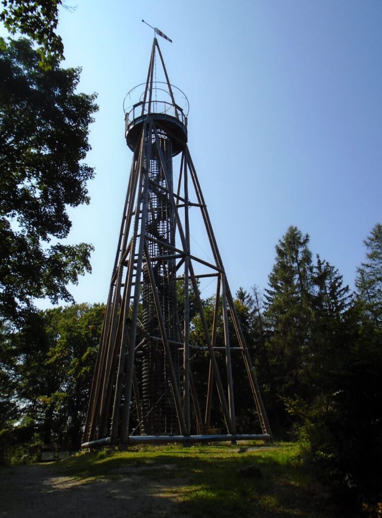 Rozhledna Máminka – dřevěná perla Křivoklátska s výhledem na Šumavu i Ještěd