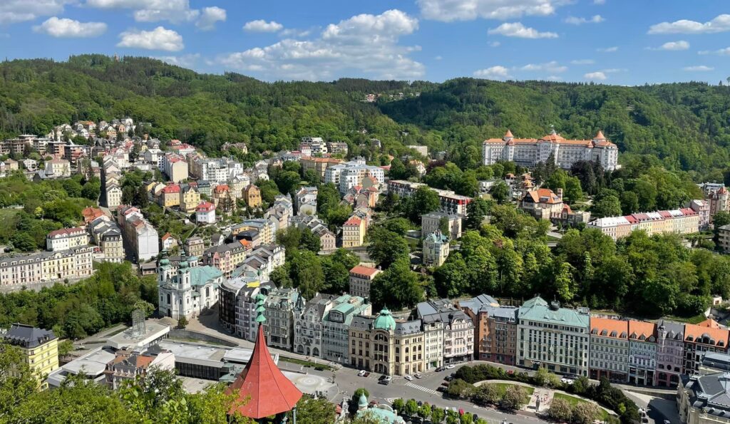 Rozhledna Diana Karlovy Vary – výhled, lanovka, motýlí dům a minizoo nad lázeňským městem