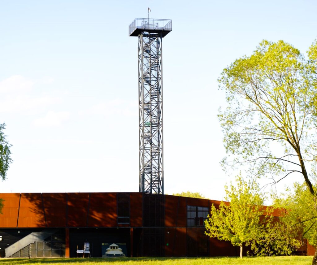 Vyhlídková věž Mikulčice – pohled na staroslovanské hradiště z výšky