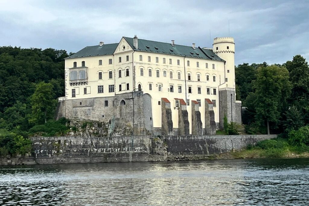 Zámek Orlík nad Vltavou – historie, prohlídky a výlety po okolí
