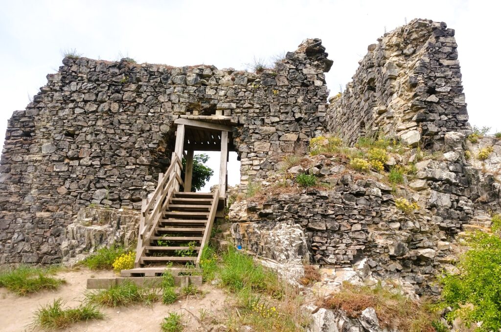 Zřícenina hradu Oltářík – romantická dominanta Českého středohoří